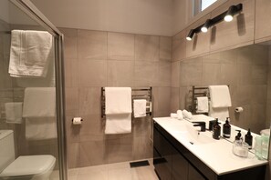 Executive Room, 1 Queen Bed, Ensuite | Bathroom | Hair dryer, towels - The Exchange Beaconsfield - Offering Heritage Accommodation (Beaconsfield)