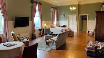 Executive Room, 1 Queen Bed, Ensuite | Egyptian cotton sheets, premium bedding, pillowtop beds