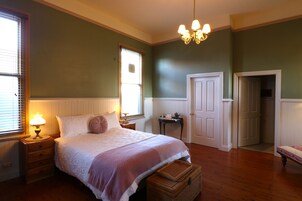 Executive Room, 1 Queen Bed, Ensuite | Egyptian cotton sheets, premium bedding, pillowtop beds