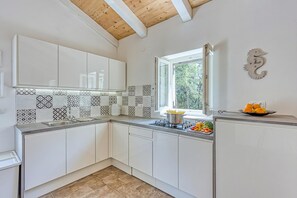 Jääkaappi, liesi, leivänpaahdin, keittoastiat/astiat/ruokailuvälineet