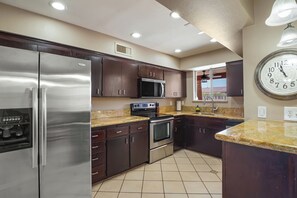 Een koelkast, een microgolfoven, een oven, een kookplaat