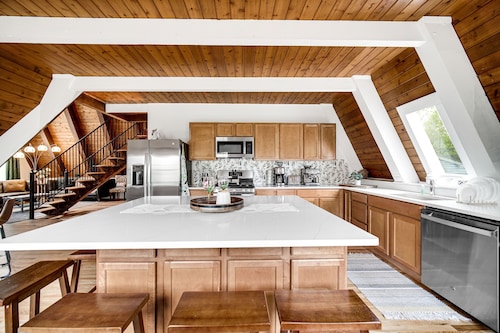 6 bedroom 3 bath amazing home, near lake max