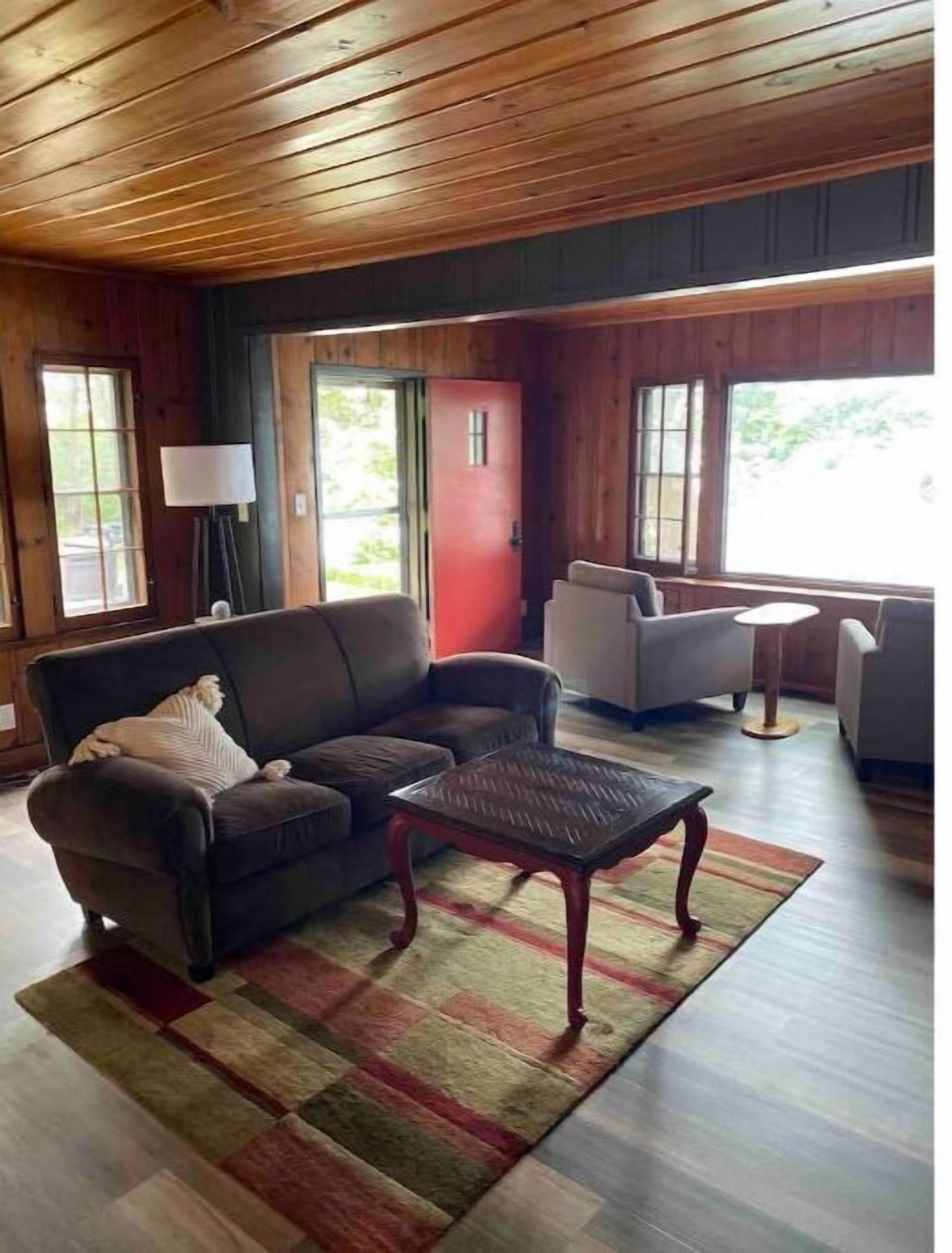 Quaint Cabin on Clearwater Lake