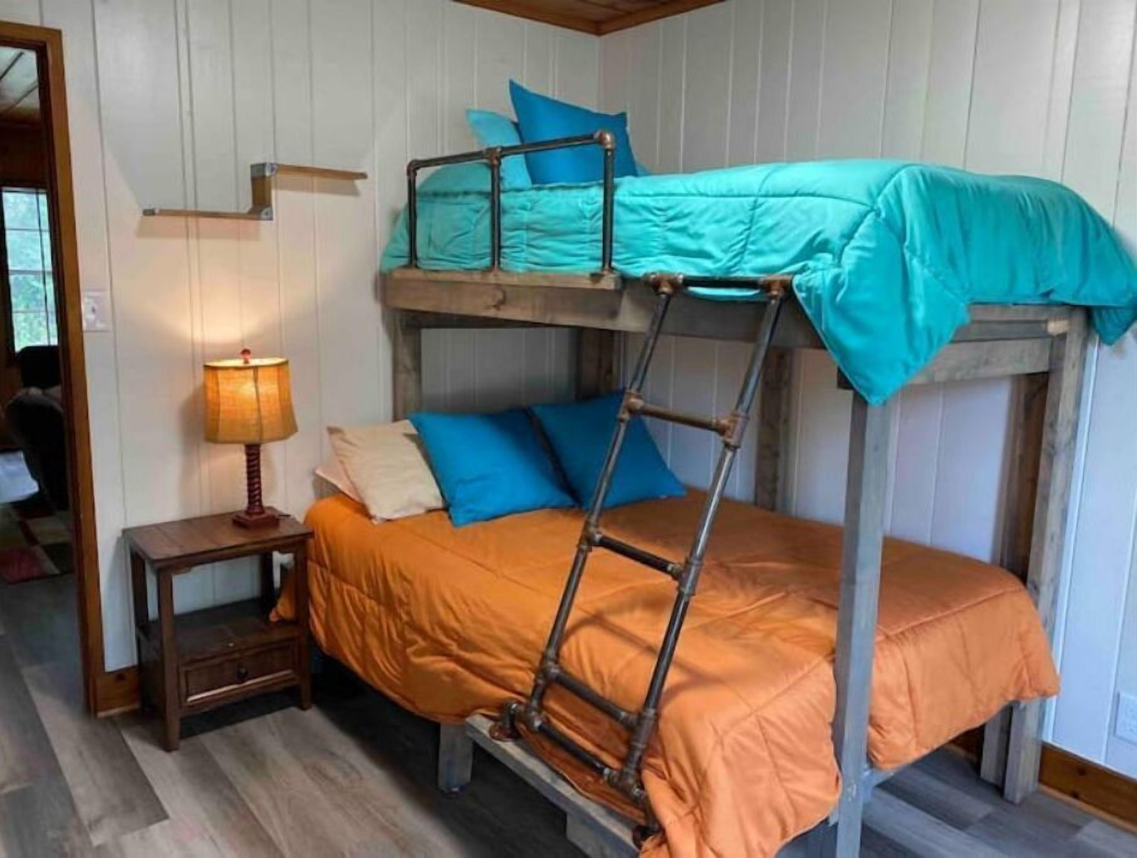 Quaint Cabin on Clearwater Lake