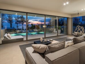 Villa de lujo, 3 habitaciones, vista al océano | Área de sala de estar