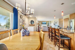 Dining - Uptown Orcas with Fire Pit and High End Decor (Port Angeles)