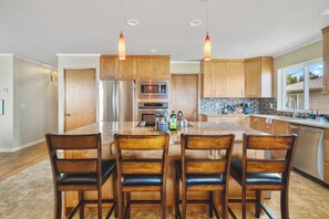 Fridge, microwave, oven, stovetop - Uptown Orcas with Fire Pit and High End Decor (Port Angeles)