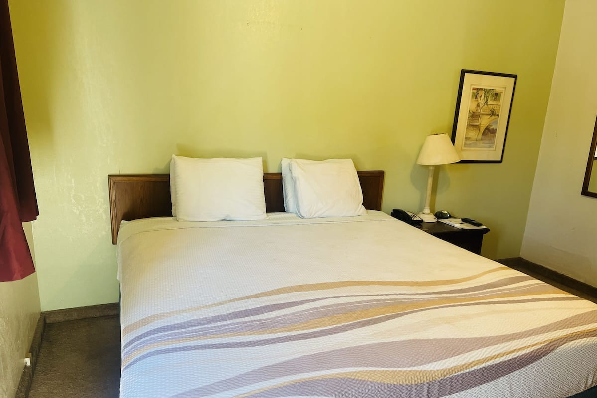 Eenvoudige kamer, 1 queensize bed, niet-roken | 1 slaapkamer, een bureau, gratis wifi, beddengoed