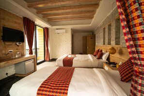 Chambre Triple Deluxe | Literie de qualité supérieure, couette en duvet d'oie, surmatelas