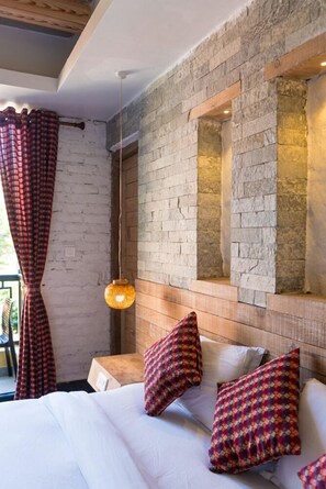 ห้องดีลักซ์ดับเบิล | เครื่องนอนระดับพรีเมียม, ผ้านวมขนเป็ด, เตียงพร้อมฟูกเสริมที่นอน