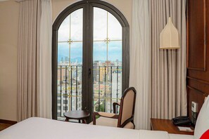 Quarto casal luxo, sacada, vista para a cidade | Vista do quarto