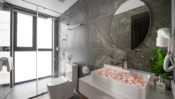 Kamar Keluarga (Executive - Afternoon Tea included) | Kamar mandi | Perlengkapan mandi gratis, pengering rambut, jubah mandi, dan sandal