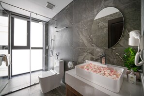 Familiekamer (Executive - Afternoon Tea included) | Badkamer | Gratis toiletartikelen, een haardroger, badjassen, pantoffels