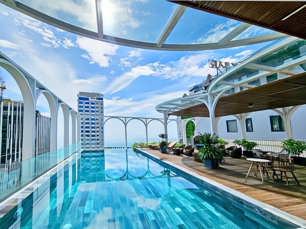 Piscina externa, funciona das 6h30 às 22h, guarda-sóis