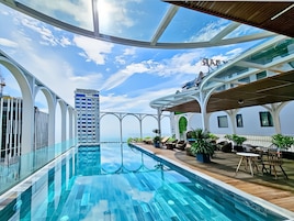 Outdoor pool, open 6:30 AM to 10:00 PM, pool umbrellas