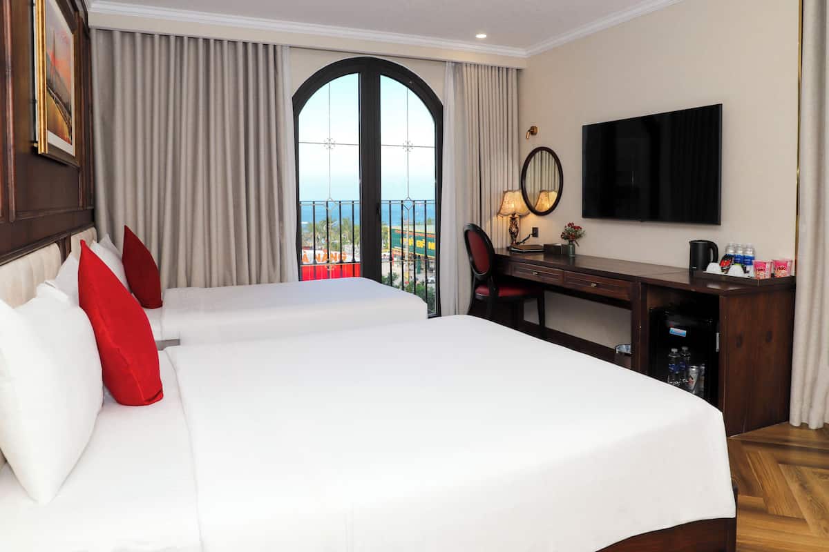 Triple Bathtub Partial Sea View (Afternoon Tea included) | 1 bedroom, premium bedding, memory-foam beds, minibar