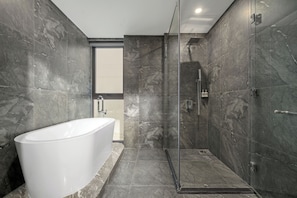 Triple Bathtub with Window (Afternoon Tea included) | Bathroom | Free toiletries, hair dryer, bathrobes, slippers