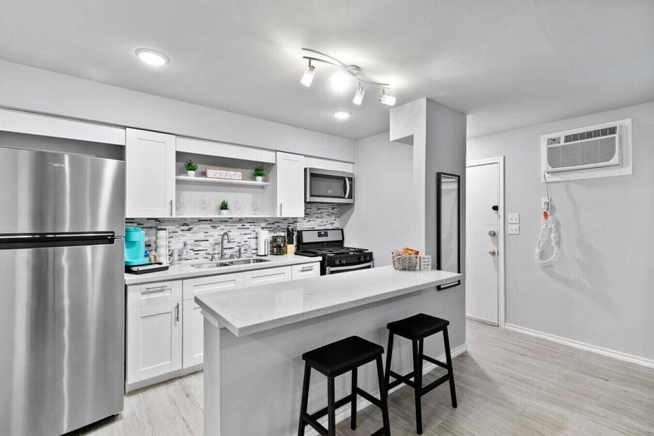 Chic Montrose Apartment with Pool, AC & Laundry