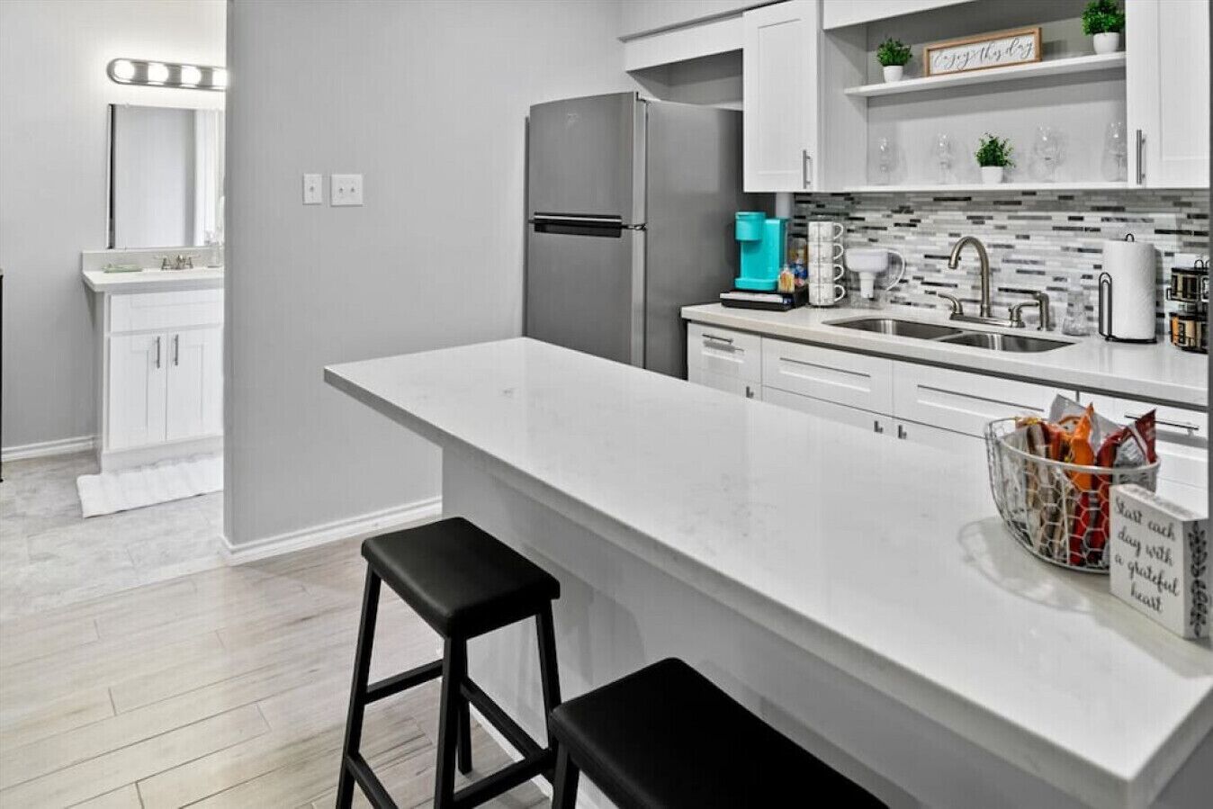 Chic Montrose Apartment with Pool, AC & Laundry