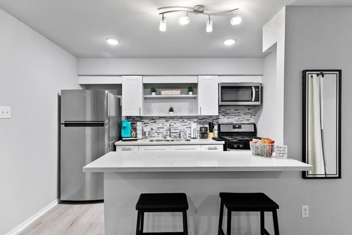 Chic Montrose Apartment with Pool, AC & Laundry