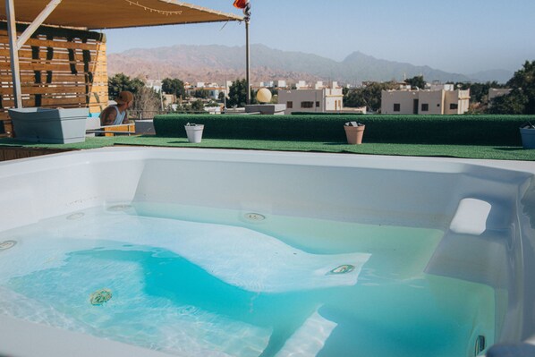 Outdoor spa tub