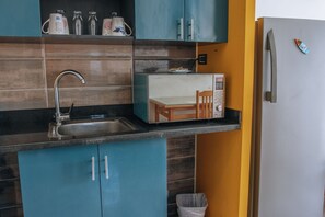Een koelkast, een magnetron, een oven, een kookplaat