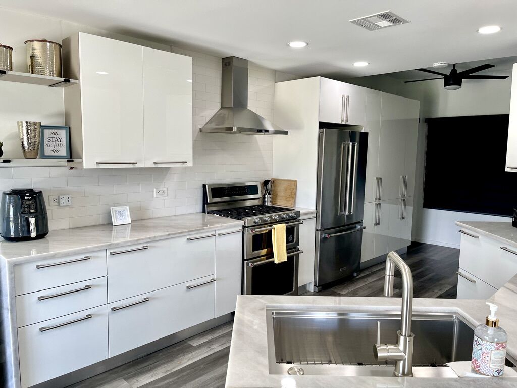 Frigorifero, microonde, forno, piano cottura