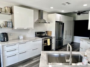 Kühlschrank, Mikrowelle, Ofen, Herdplatte