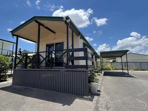 Family Cabin | Terrace/patio - Kilcoy Motel (Kilcoy)