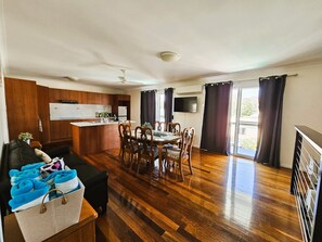 Family Apartment | Living area | 32-inch TV with digital channels - Kilcoy Motel (Kilcoy)