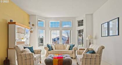 Amazing 3 bedroom, fully equipped living and dining area plus hut tub outside!