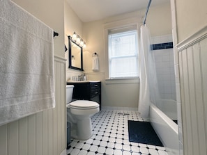 Douche, sĂšche-cheveux, serviettes fournies, savon