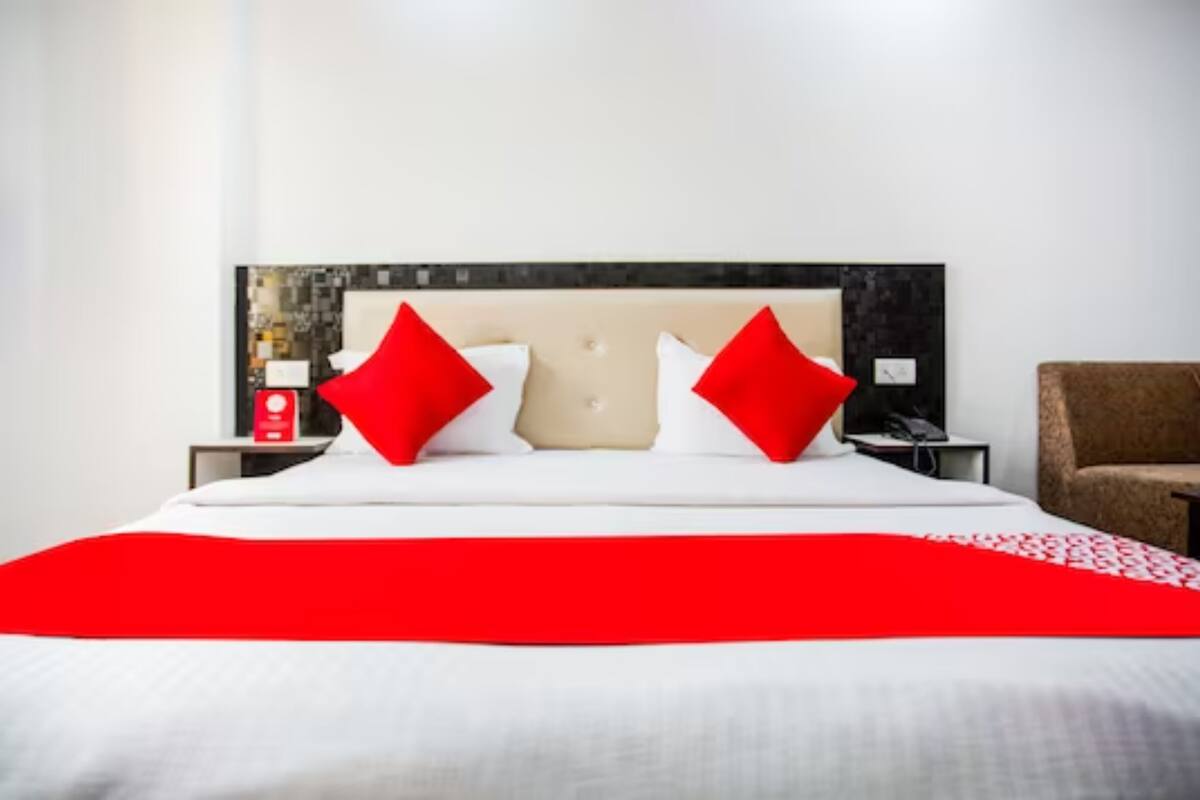 Desk, soundproofing, WiFi (free), bed sheets