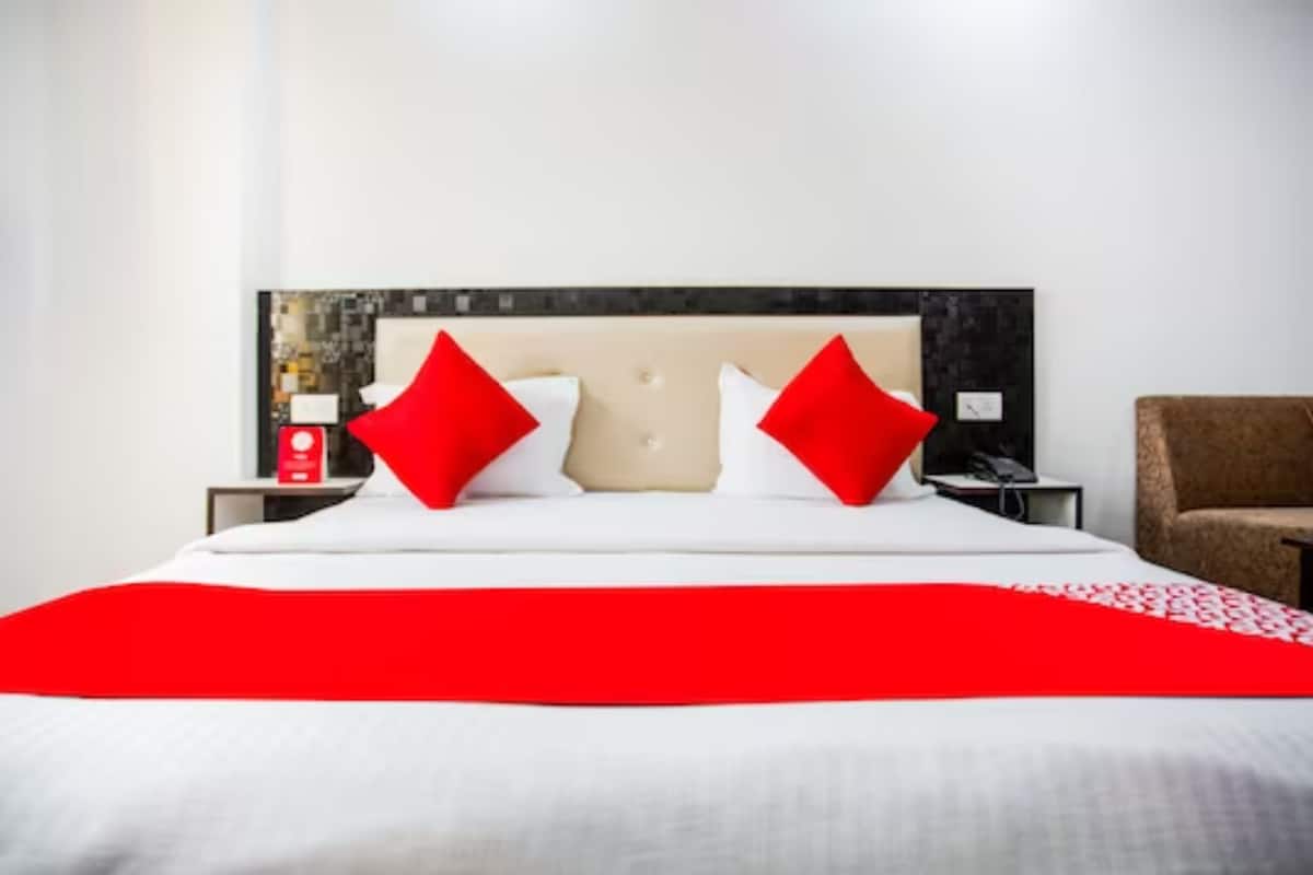Desk, soundproofing, free WiFi, bed sheets