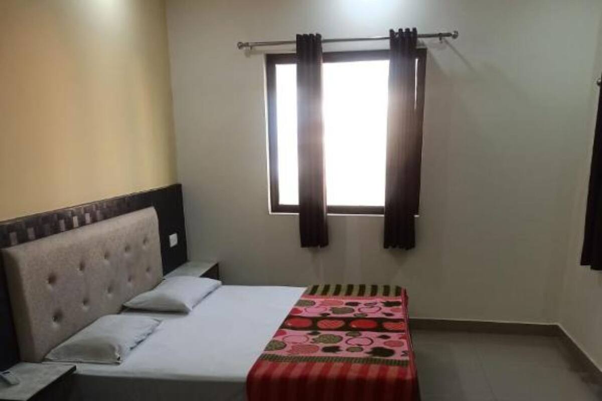 Desk, soundproofing, WiFi (free), bed sheets