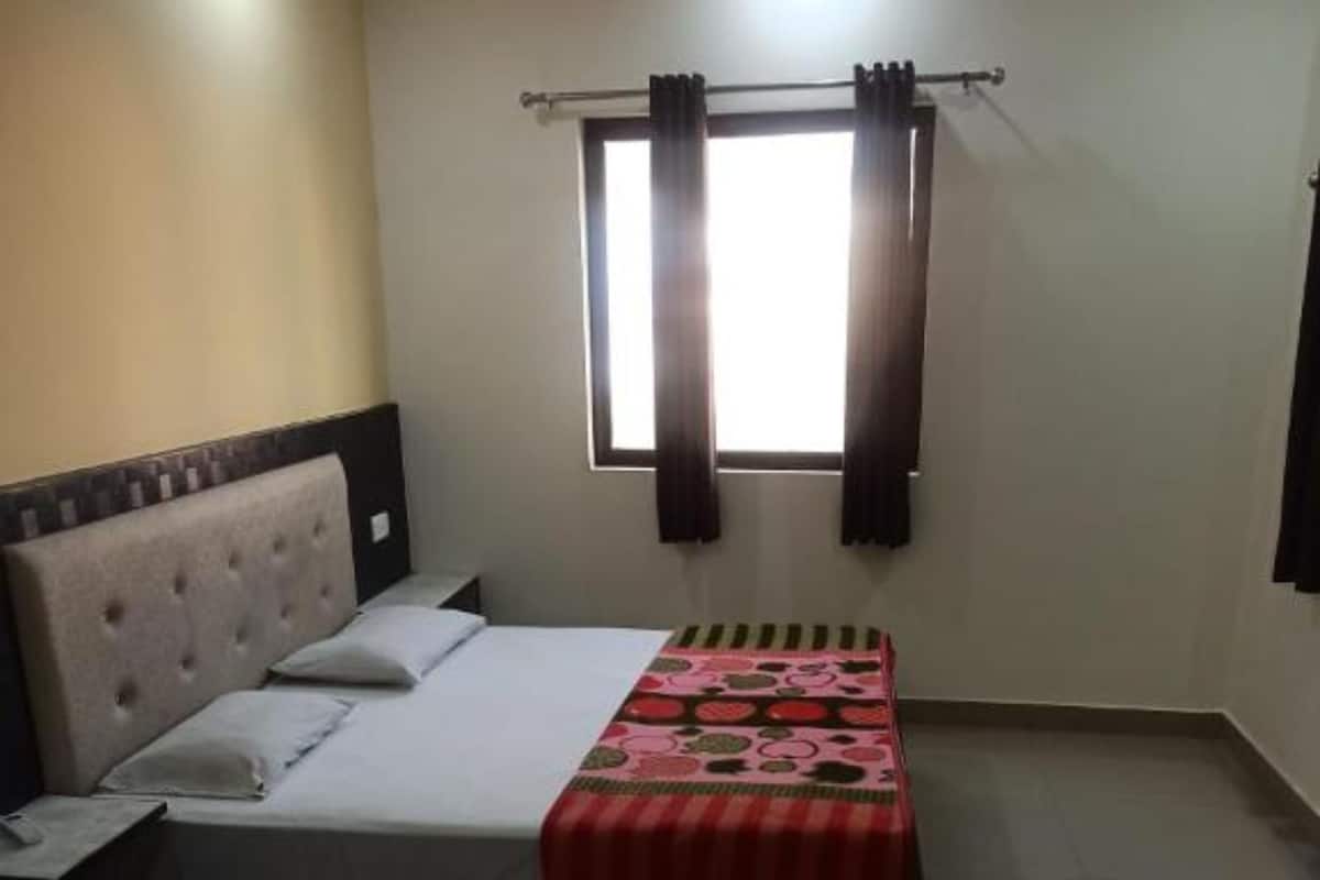 Desk, soundproofing, free WiFi, bed sheets