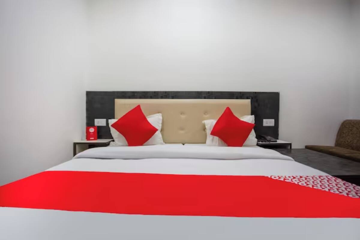 Desk, soundproofing, WiFi (free), bed sheets