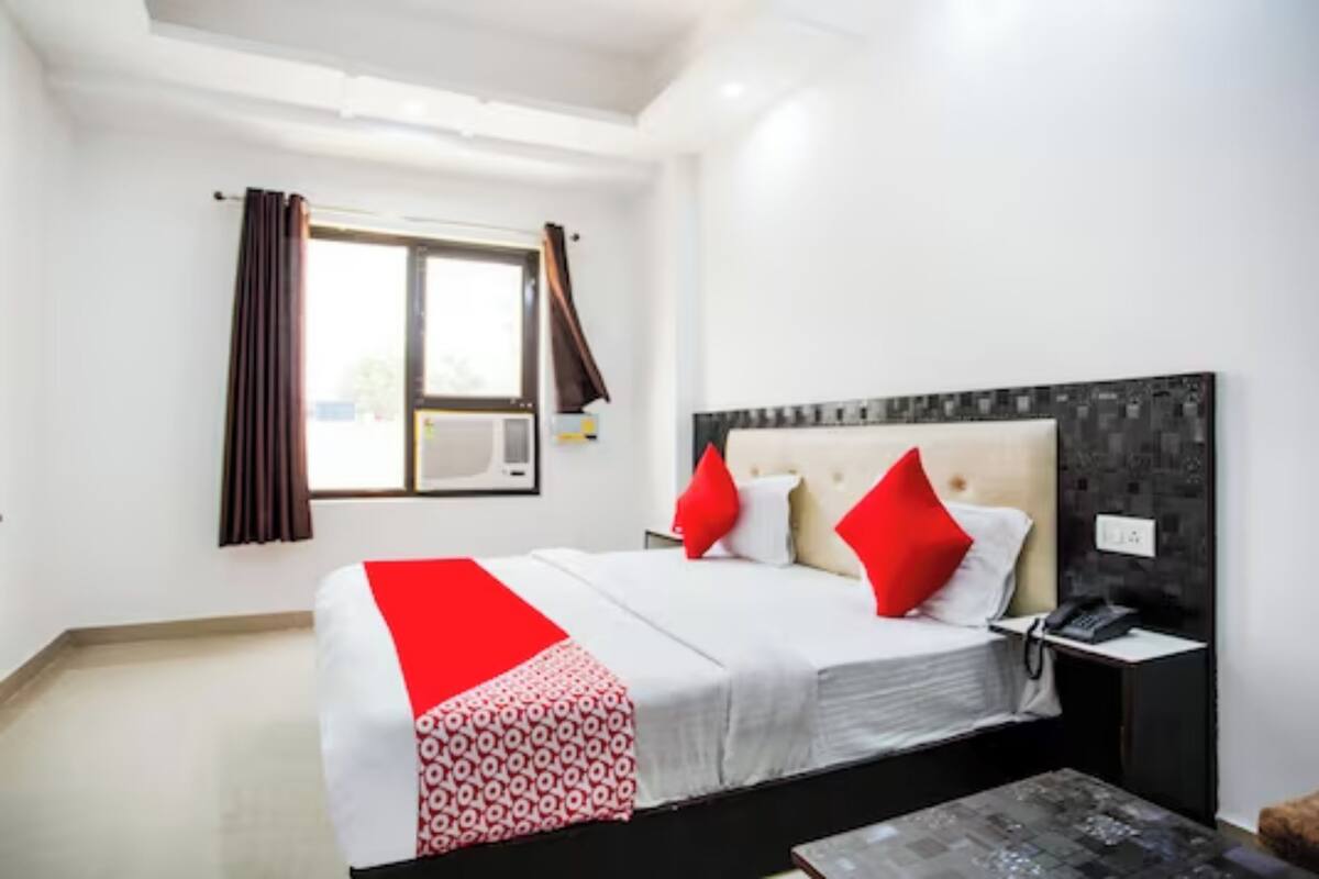 Desk, soundproofing, WiFi (free), bed sheets
