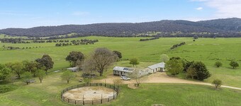 Jumbuck Cottage - Sitting amongst the surrounding rolling hills with mountain views.