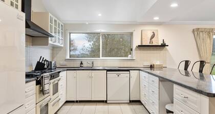Jumbuck Cottage - Sitting amongst the surrounding rolling hills with mountain views.