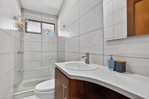 تجهيزات دش، مجففات شعر، مناشف، ورق حمّام