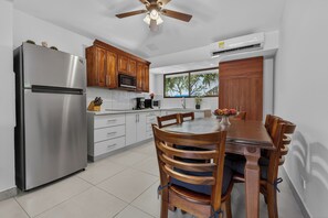 ثلاجة، ميكروويف، فرن، موقد طهي مسطح