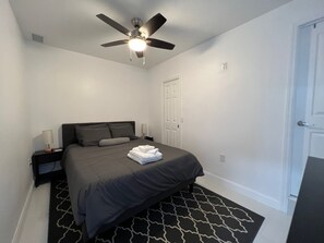1 habitación, tabla de planchar con plancha, wifi y ropa de cama