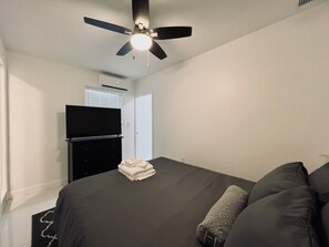 1 habitación, tabla de planchar con plancha, wifi y ropa de cama