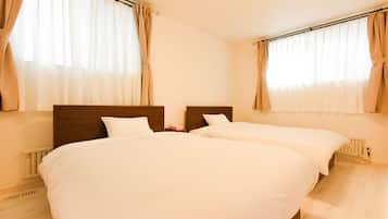 Room | 4 bedrooms, iron/ironing board, free WiFi, bed sheets
