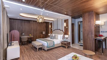 Suite Deluxe | Ropa de cama de alta calidad, caja fuerte, escritorio