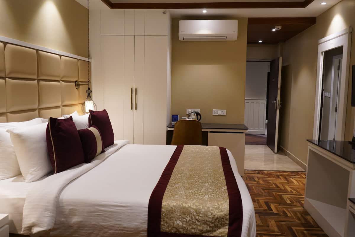 Deluxe kamer (Deluxe Room) | Luxe beddengoed, een kluis op de kamer, een bureau, geluiddichte muren