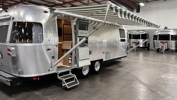 A large, modern RV with a covered sleeping area and a step-up platform. - Affordable Rare Tommy bahama skeeps 2+ in half moon bay (Mill Valley)