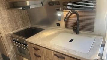 Kühlschrank, Mikrowelle, Ofen, Wasserkocher mit Kaffee-/Teezubehör