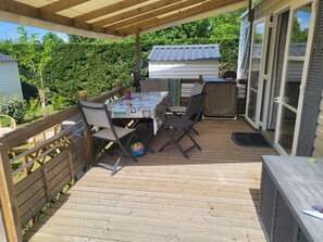 Outdoor dining - Recent mobile home, 40m2, quiet location near fishing pond, 10km from the beach. (Saujon)